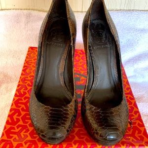 Tory Burch Jude Amazon Snake Print Coconut 7.5